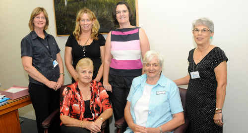 Gympie Regional Council’s Donelle Shaw (left) and Mayoress Dulcie Dyne (front left) invited Sue Manton from Little Haven Palliative Care, Rhonda Morrow from the Community Orchestra, Ronis Birchley from Friends of the Library and Barbara Yule from the Early Years Family Hub to the Mayor’s office to donate their organisation money raised from the Lady Mayoress Gold Rush Concert. Gympie Regional Council’s Donelle Shaw (left) and Mayoress Dulcie Dyne (front left) invited Sue Manton from Little Haven Palliative Care, Rhonda Morrow from the Community Orchestra, Ronis Birchley from Friends of the Library and Barbara Yule from the Early Years Family Hub to the Mayor’s office to donate their organisation money raised from the Lady Mayoress Gold Rush Concert.